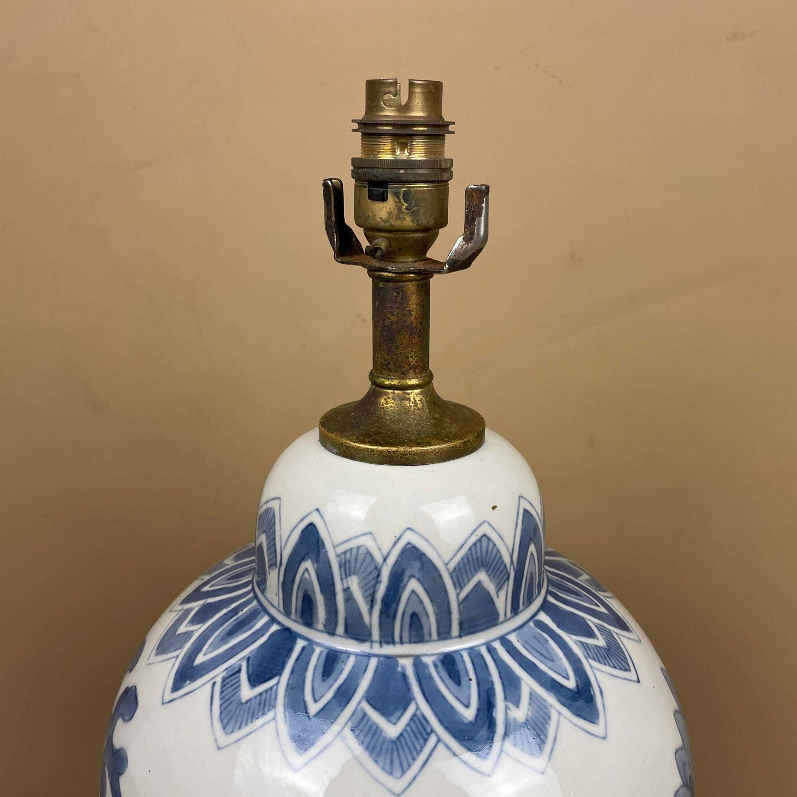 Oriental Ceramic Lamp Blue White Lotus Floral Hand Painted Gold Base Vintage Porcelain Table Lamp Classic Chinoiserie Decor Brass Fittings photo vinterior