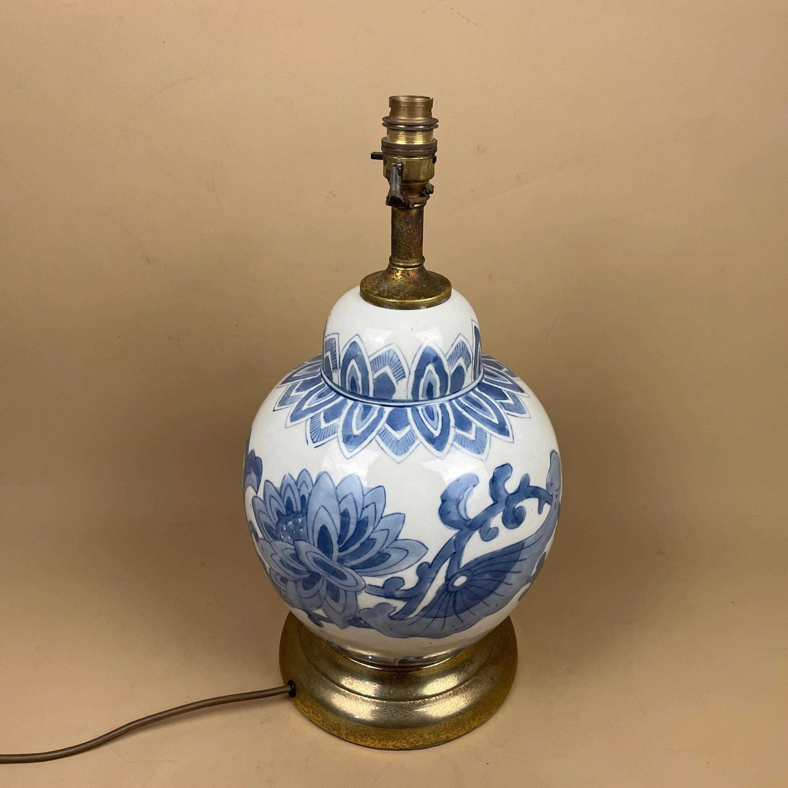 photo furniture Oriental Ceramic Lamp Blue White Lotus Floral Hand Painted Gold Base Vintage Porcelain Table Lamp Classic Chinoiserie Decor Brass Fittings
