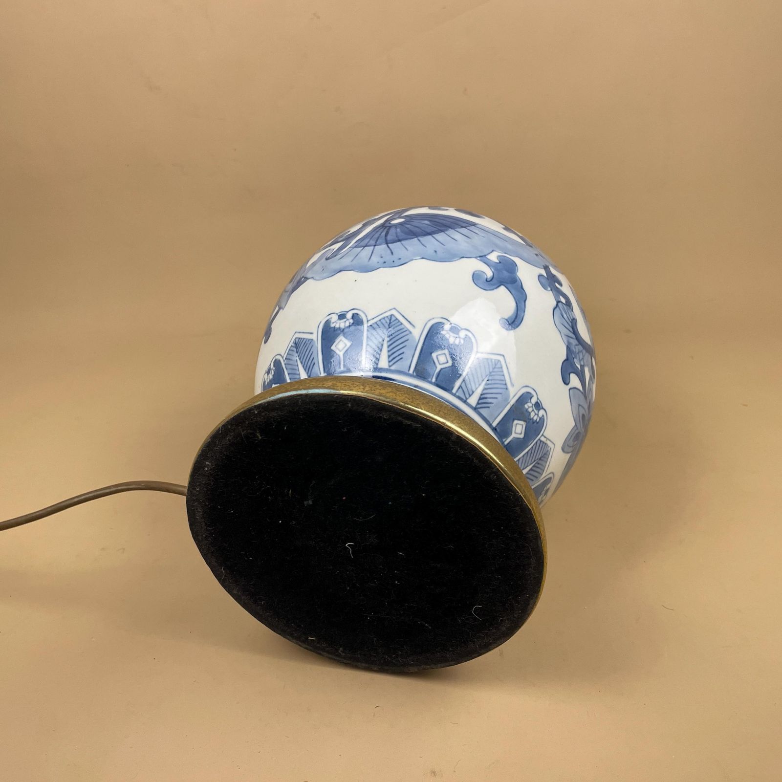 Lighting Oriental Ceramic Lamp Blue White Lotus Floral Hand Painted Gold Base Vintage Porcelain Table Lamp Classic Chinoiserie Decor Brass Fittings photo