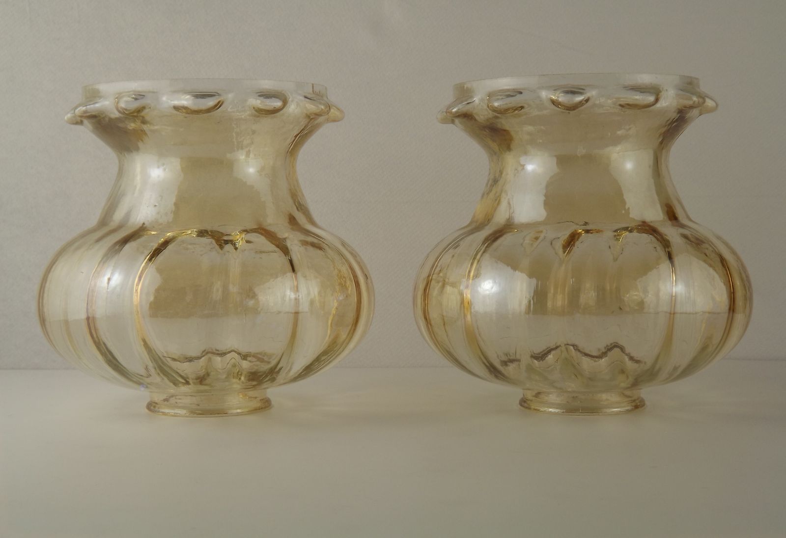 Paire assortie de tulipes de remplacement en verre bullé ambré, mid-century