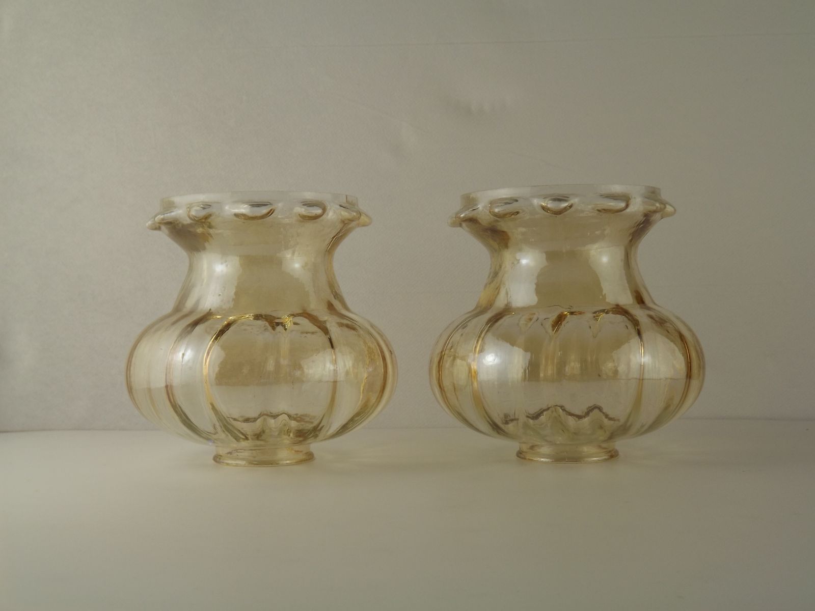 Paire assortie de tulipes de remplacement en verre bullé ambré, mid-century photo furniture