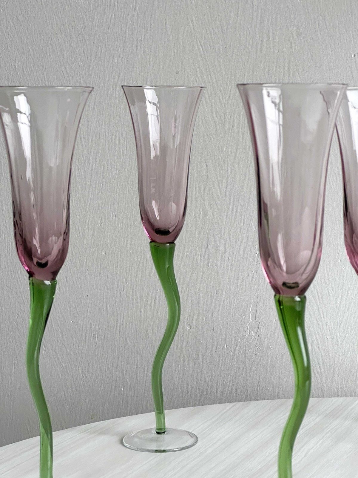 Set van 6 champagneglazen van geblazen glas, groen gedraaide voet, doorschijnend roze tulpvorm, unieke en elegante tafeldecoratie, cadeau photo Woonaccessoires