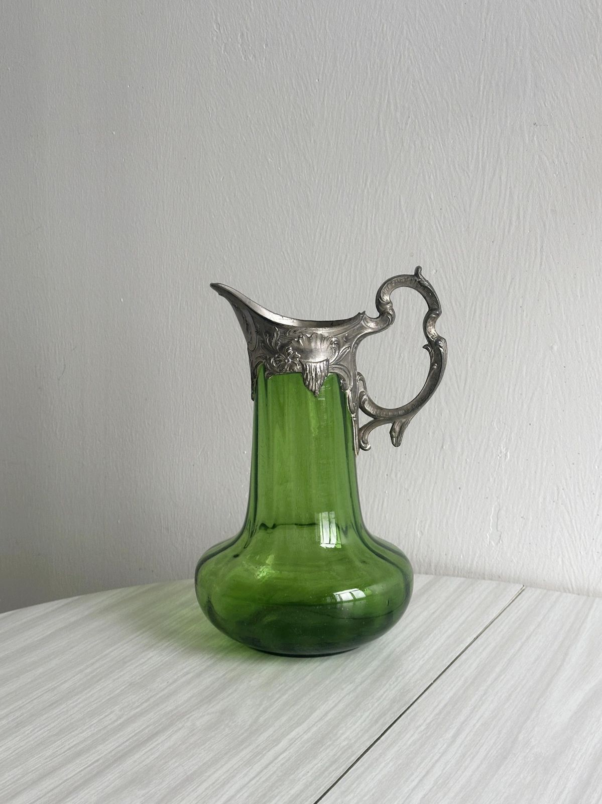 Pichet d'époque en verre soufflé vert translucide, décoration en métal, carafe d'époque, cadeau artistique, art de la table