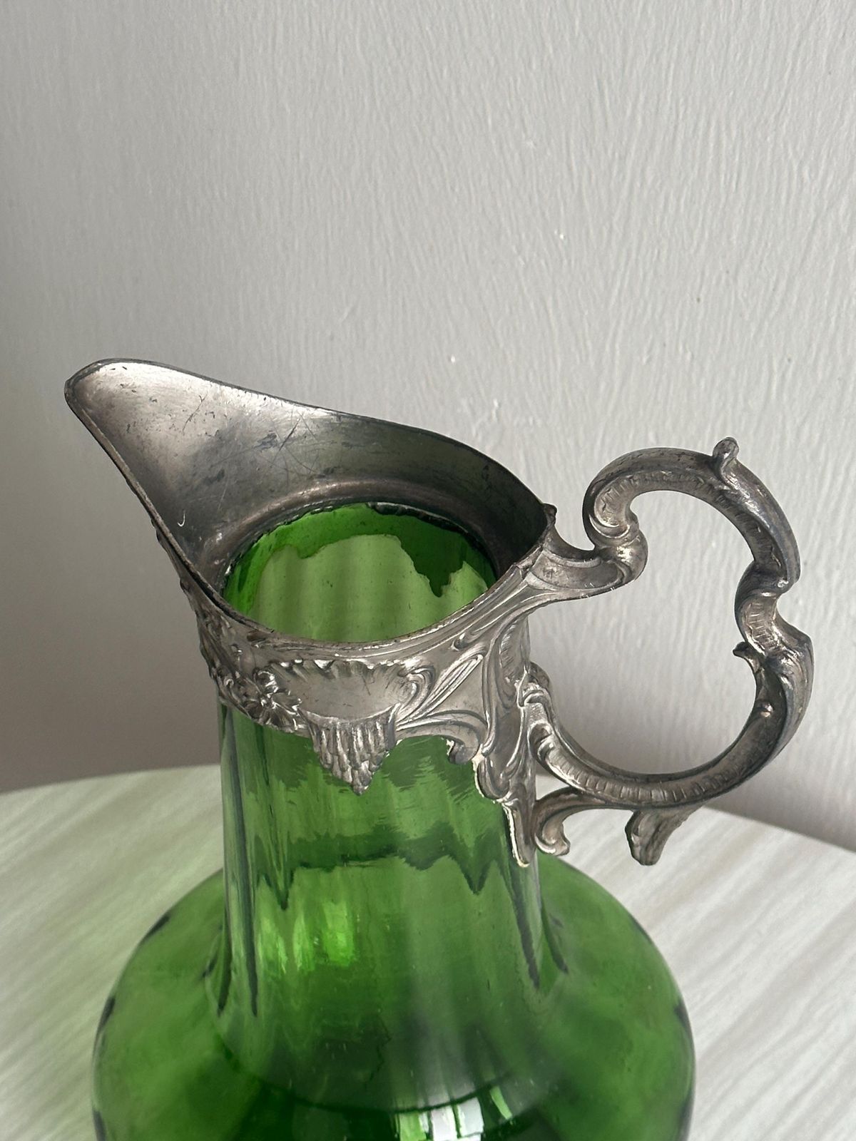 Pichet d'époque en verre soufflé vert translucide, décoration en métal, carafe d'époque, cadeau artistique, art de la table photo 283.0