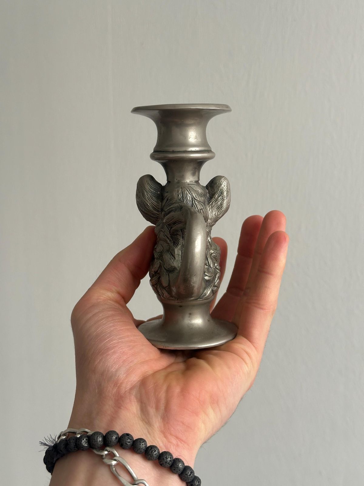 Paire de bougeoirs en métal à décor de sangliers, objets de table d'époque, décoration rustique, décor de cheminée photo 210.0