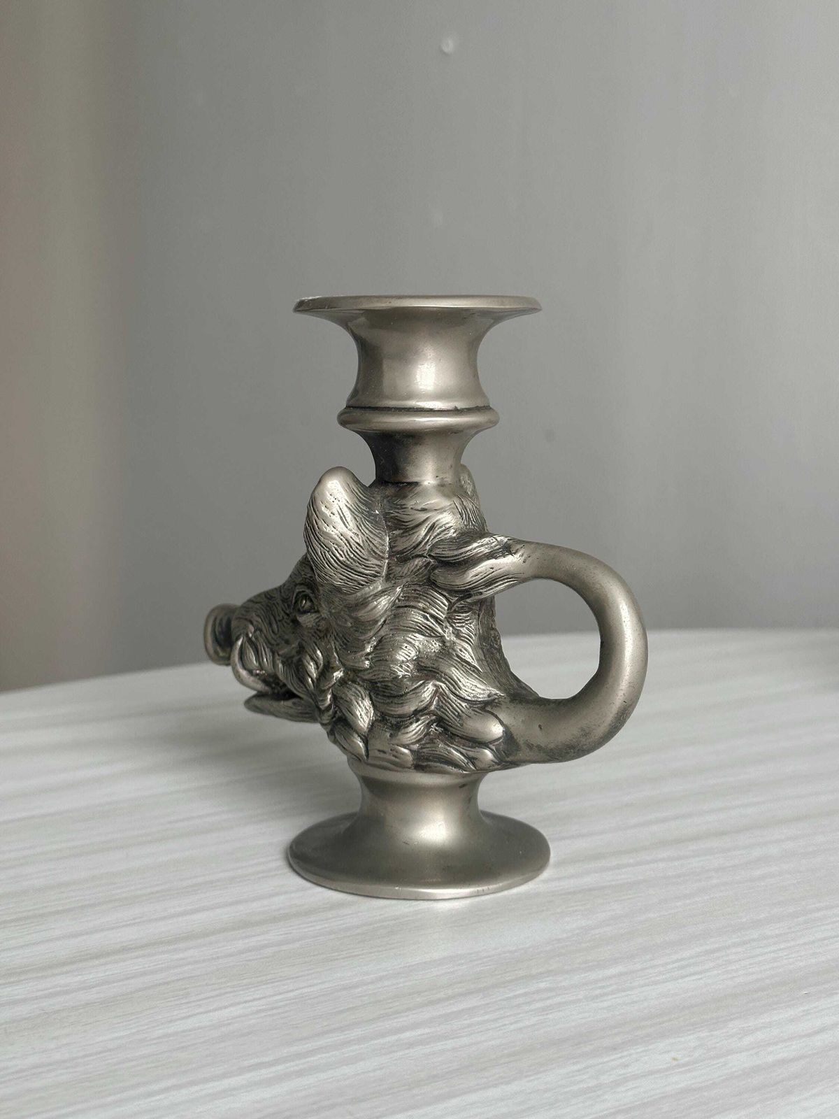 Paire de bougeoirs en métal à décor de sangliers, objets de table d'époque, décoration rustique, décor de cheminée photo buy