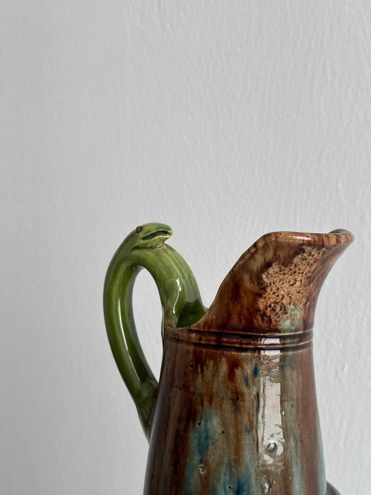 Pichet en céramique émaillée fait main, design unique avec anse en forme de serpent, finition verte et bleue, poterie artisanale photo furniture