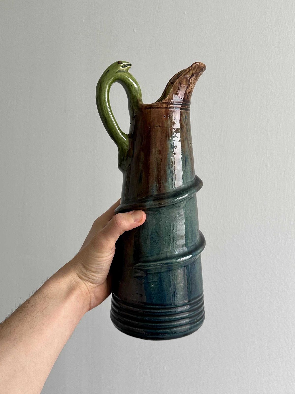 Pichet en céramique émaillée fait main, design unique avec anse en forme de serpent, finition verte et bleue, poterie artisanale photo buy