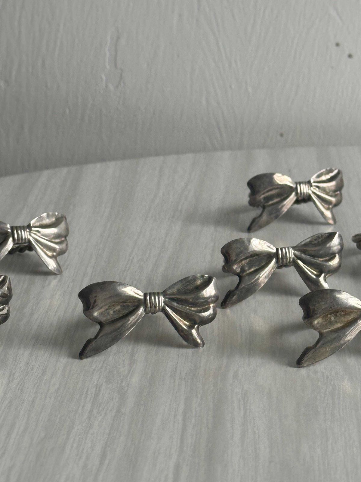6 ronds de serviette en métal patiné, motif nœud élégant, accessoires de décoration de table raffinée, table de fête, décoration de Noël, réception photo furniture