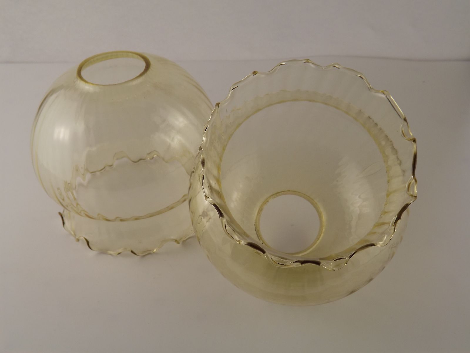 Set Van 2 Vintage Franse Amberkleurige Geribbelde Glazen Kappen Met Gekartelde Rand 5595 photo buy