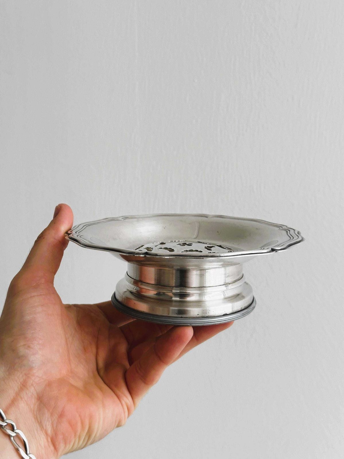 photo furniture Antique Butter Dish In Shiny Metal, Large Vintage Shell, Refined Tableware, Elegant Breakfast Accessory, Chic Kitchen Decor
