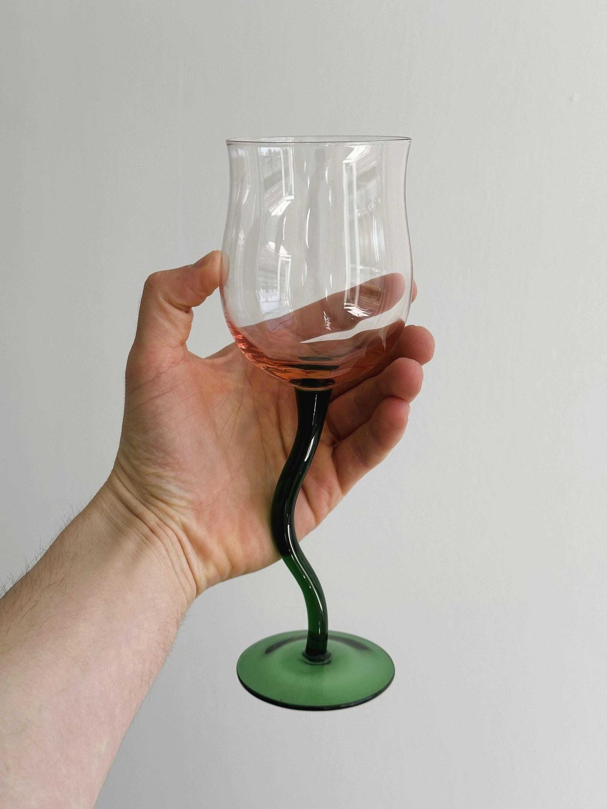 Duo handgeblazen glazen in gerookt roze, groen gedraaide voet, elegante tulpvorm – voor tafeldecoratie of verfijnd aperitief photo 123.0