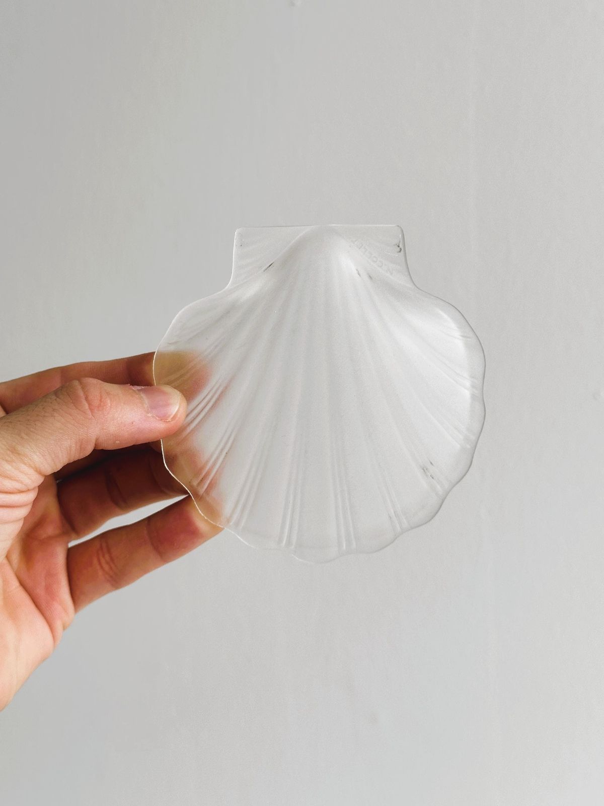 photo furniture Porte-bijoux ou beurrier en forme de coquille, verre et métal argenté, objet d'époque, décoration de table chic et cadeau raffiné