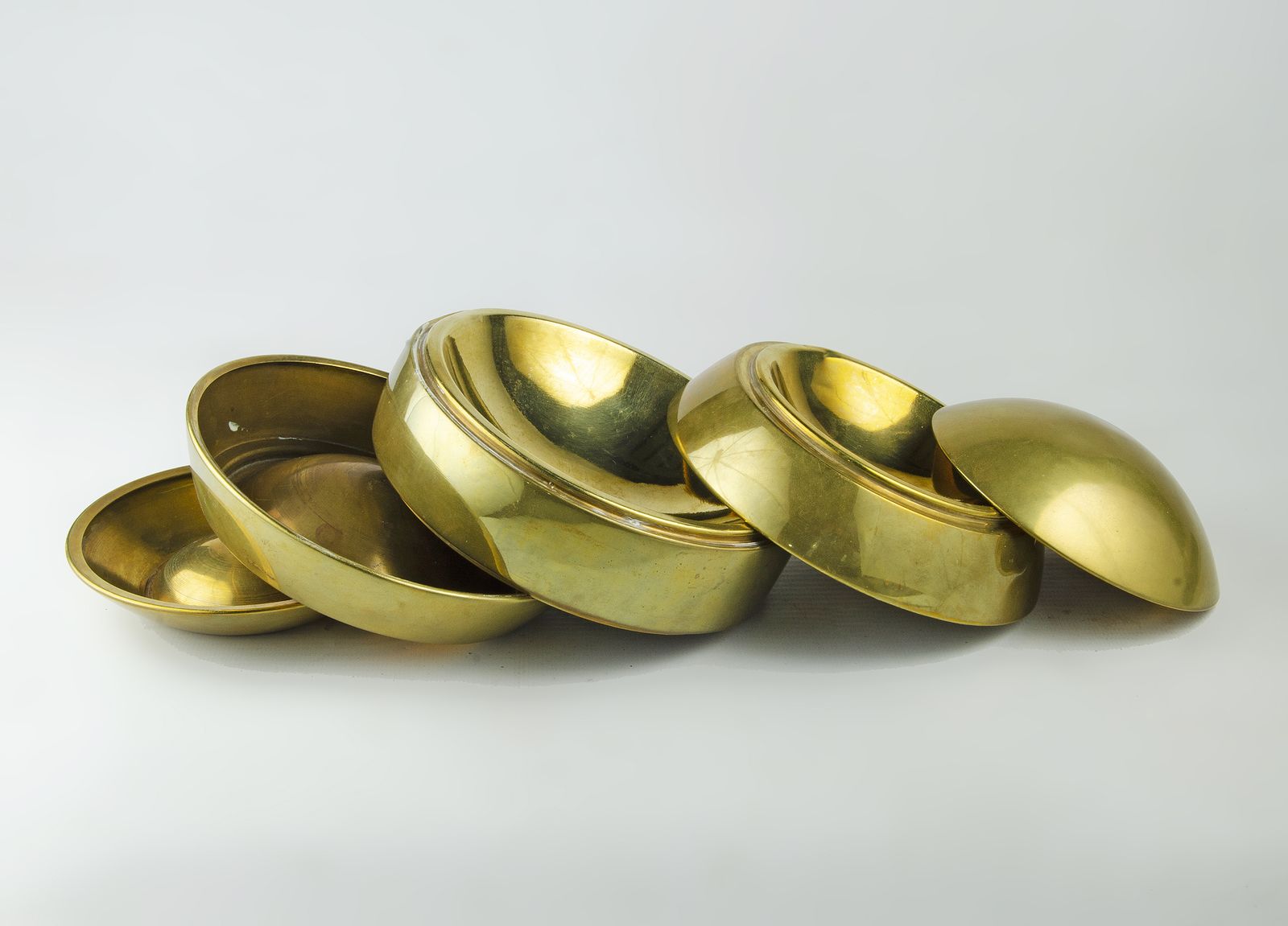 1970s Polished Brass 5 Piece Sphere/Orb Of Stacked Bowls/Ashtrays By Tommaso Barbi, Italy photo vintage