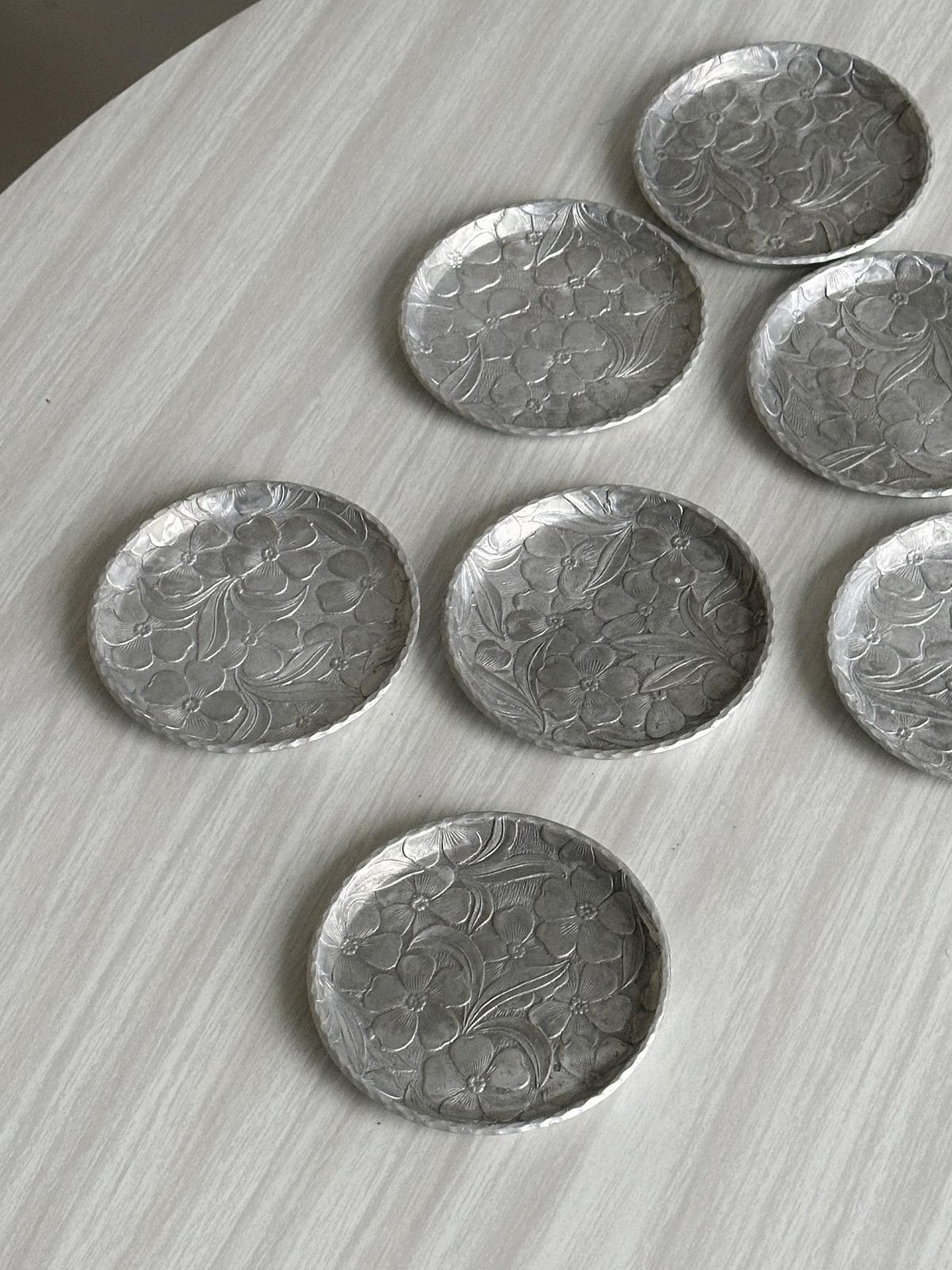 8 sous-verres en métal, décor floral, fabriqués aux États-Unis, décoration de table intemporelle et originale, objets décoratifs photo Décoration