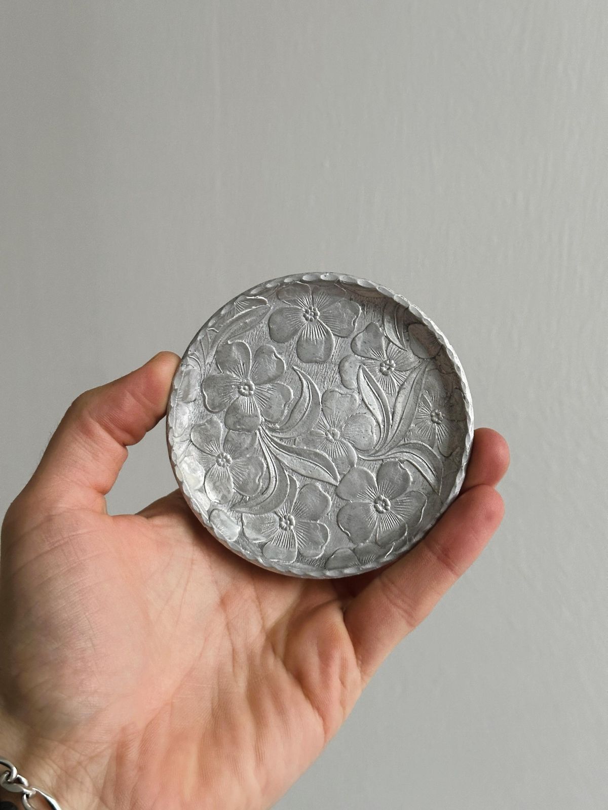 8 sous-verres en métal, décor floral, fabriqués aux États-Unis, décoration de table intemporelle et originale, objets décoratifs photo 78.0