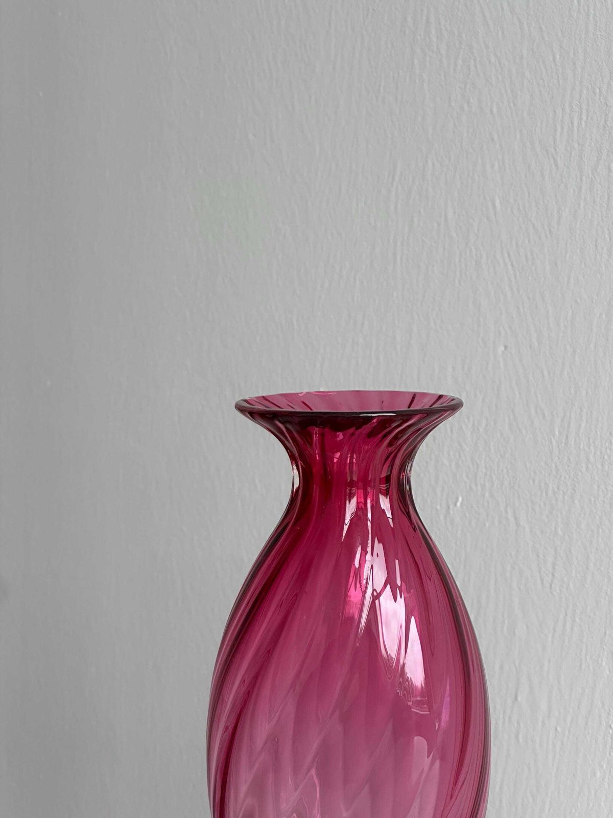Vase en verre soufflé torsadé rose, Cristallerie Du Val Saint Lambert photo furniture