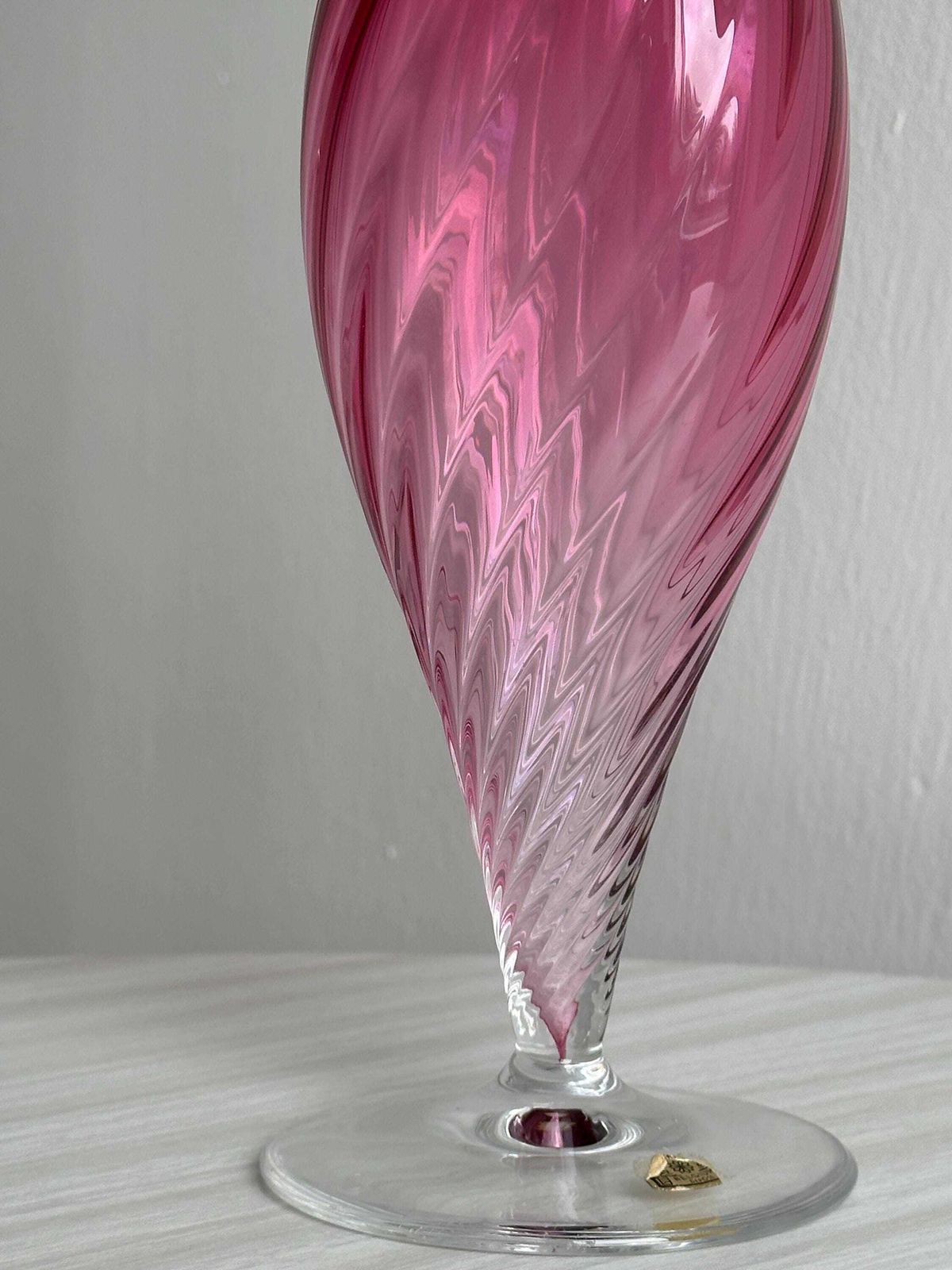 Vase en verre soufflé torsadé rose, Cristallerie Du Val Saint Lambert photo for sale