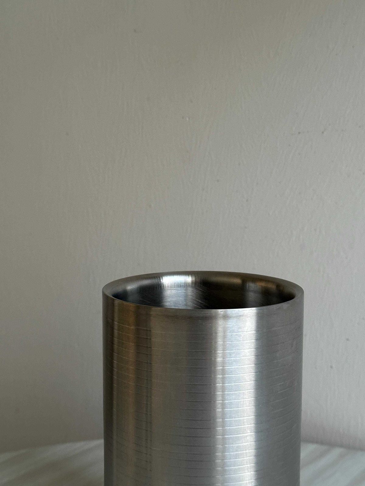 Seau à vin en acier inoxydable, design moderne et élégant, décoration de table brillante, service en métal, style Létang Remy photo furniture