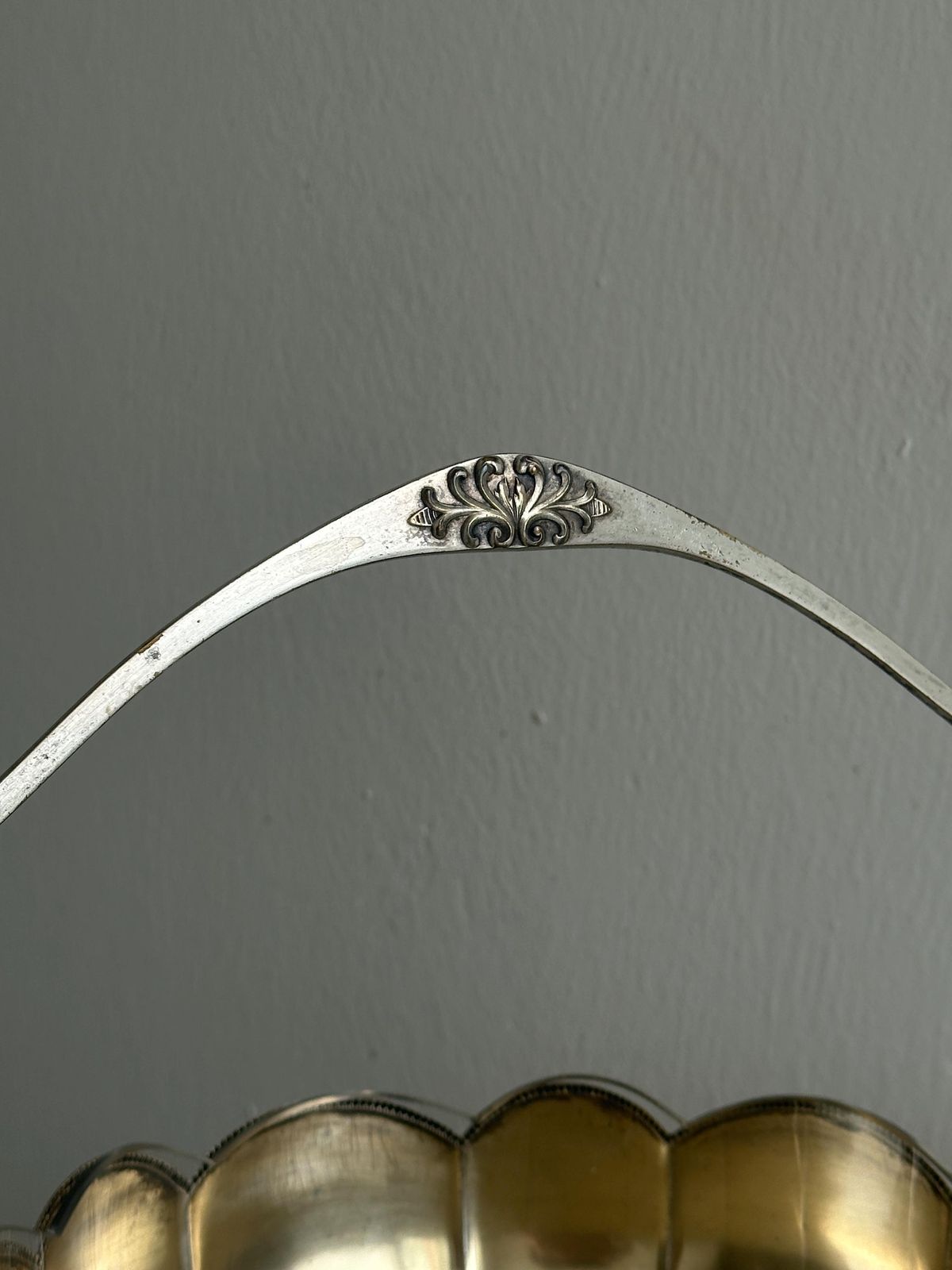 Plat d'époque en verre et métal argenté, saladier ou coupe à compote, présentation de table raffinée pour un buffet élégant photo furniture