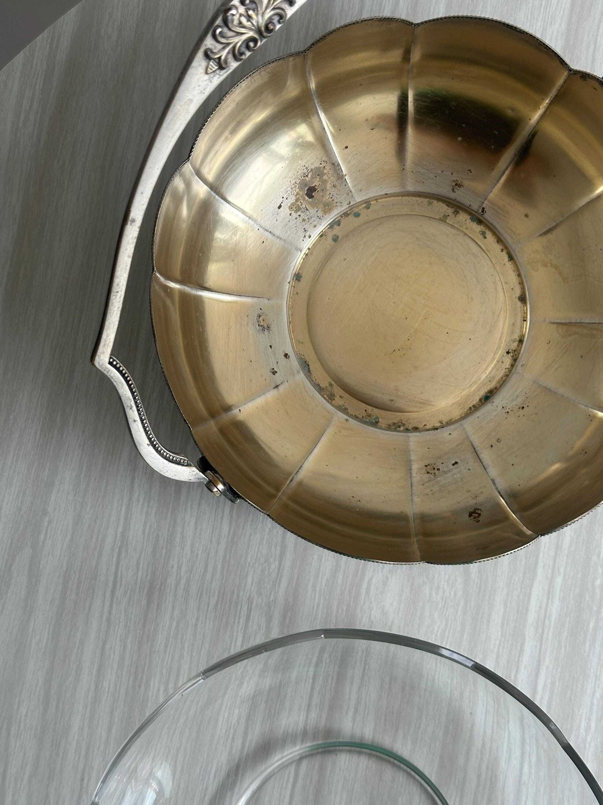 Plat d'époque en verre et métal argenté, saladier ou coupe à compote, présentation de table raffinée pour un buffet élégant photo 70.0