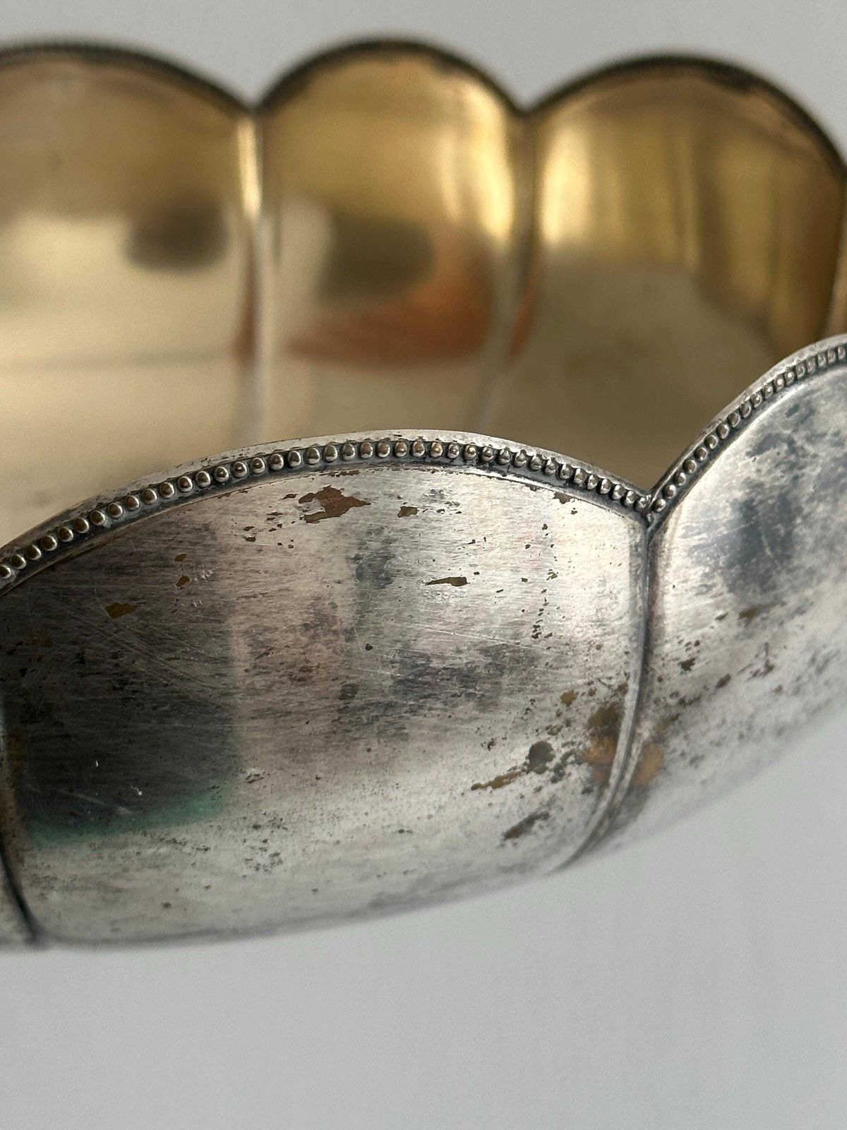 photo furniture Plat d'époque en verre et métal argenté, saladier ou coupe à compote, présentation de table raffinée pour un buffet élégant