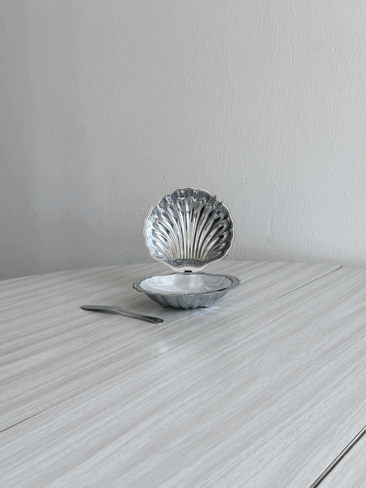 Beurrier en métal avec couvercle et cuillère, pot à caviar, motif coquille, métal brillant, art de la table en métal chromé