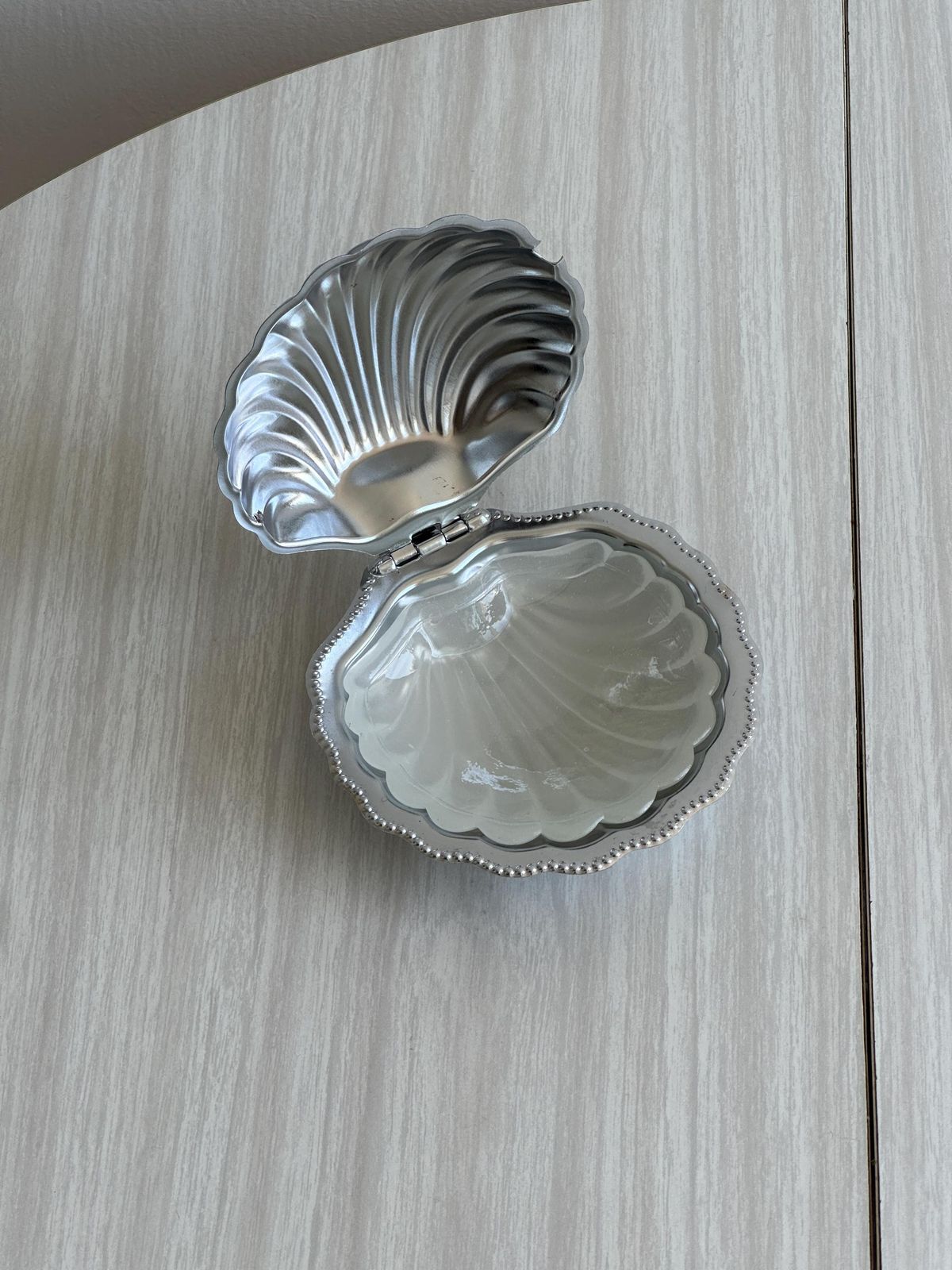 Beurrier en métal avec couvercle et cuillère, pot à caviar, motif coquille, métal brillant, art de la table en métal chromé photo for sale
