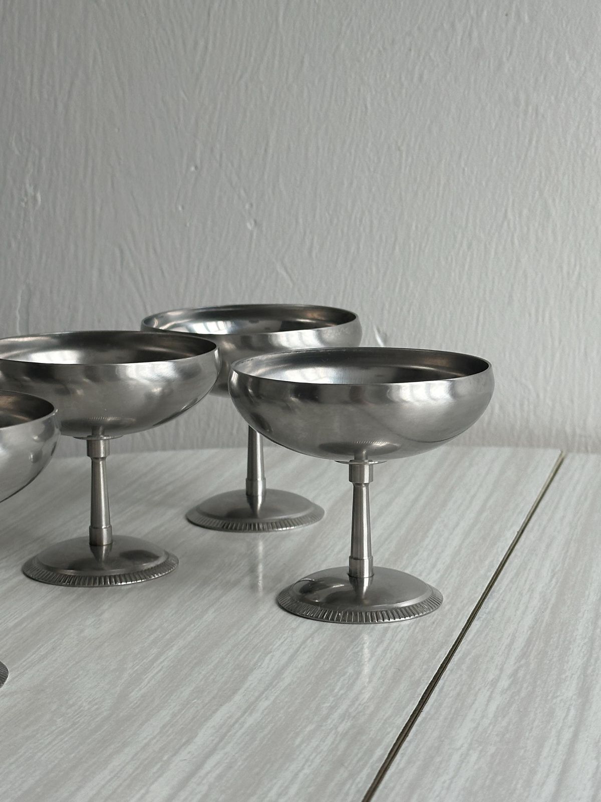 6 Roestvrijstalen Schaaltjes op Voet, Letang Remy Stijl, Franse Makelij, Metalen Tafelgerei, Roestvrijstalen Schaaltjes, Dessertservies, Cadeau. photo furniture