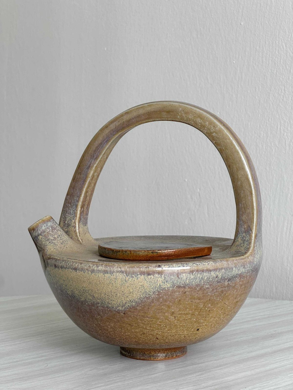 Théière en céramique artisanale, forme sculpturale élégante avec anse intégrée, pièce décorative unique pour cuisine ou collection photo for sale