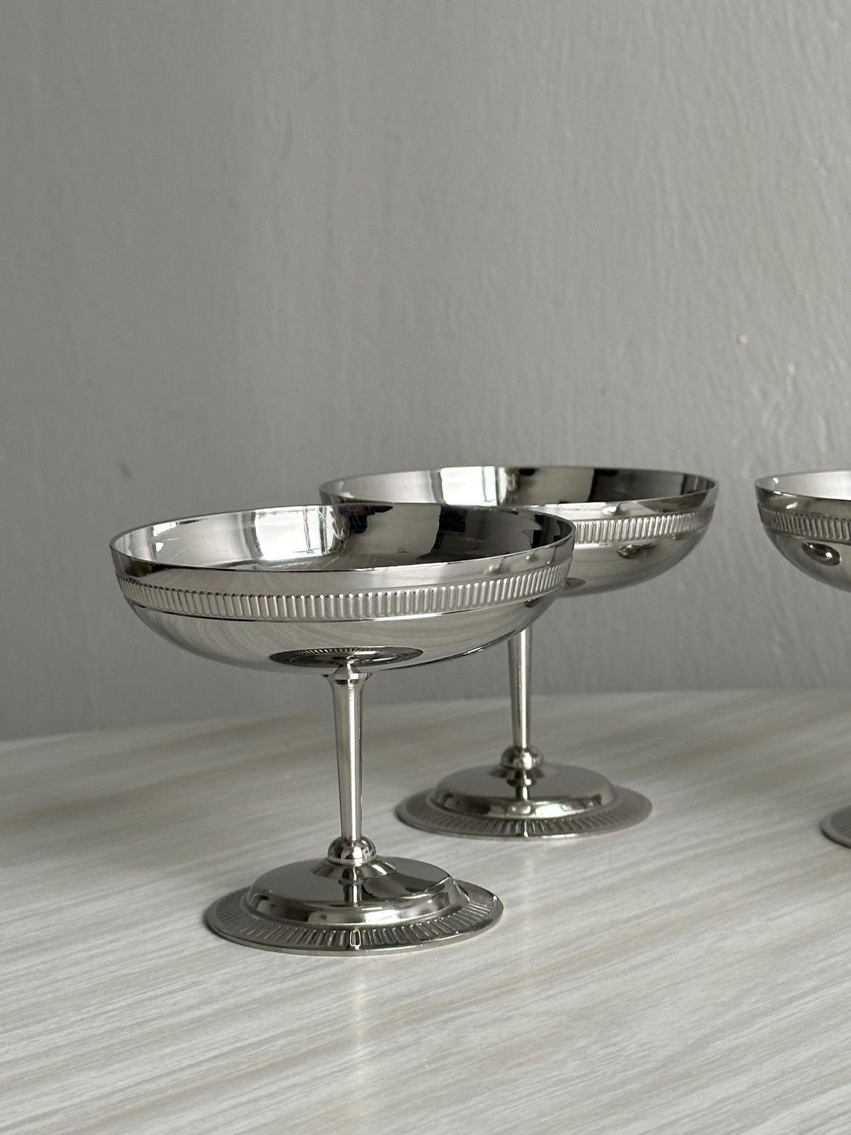 Set Roestvrijstalen Schaaltjes Op Voet In De Stijl Van Letang Remy, Gemaakt In Frankrijk – Metalen Tafelgerei, Roestvrijstalen Schaaltjes, Roestvrijstalen Dessertset photo furniture