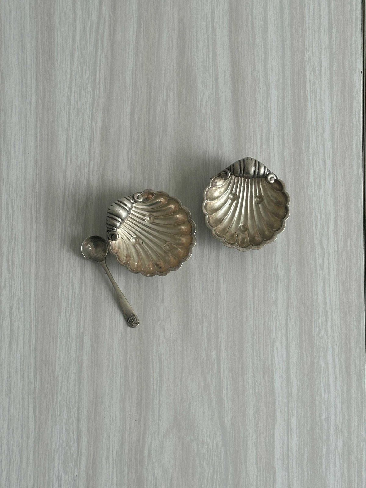 Set Of 2 Lightweight Metal Shell Bowls With Spoon, Chic And Elegant Style For Refined Tableware, Salt And Pepper Shakers photo furniture