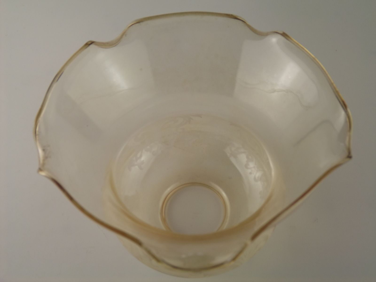 Set Van 3 Vintage Glazen Klokvormige Kappen In Gerookt Barnsteenglas Met Scrollmotief En Gegolfde Rand photo vintage