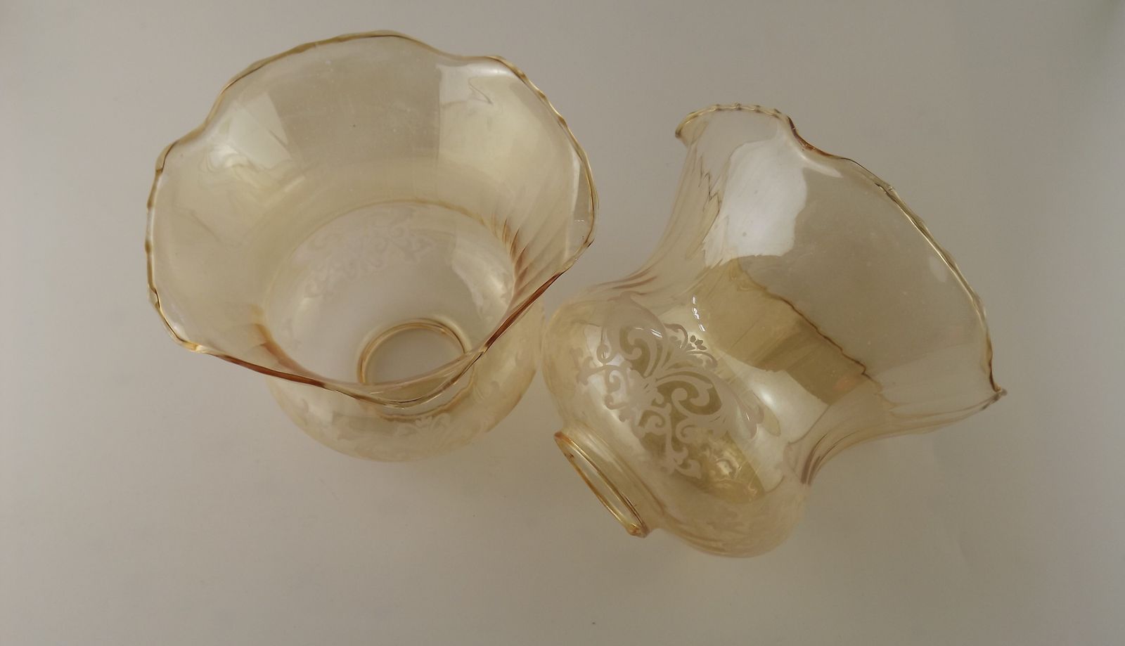 Lot de 2 abat-jour vintage en verre ambré fumé, motif volute et effet côtelé