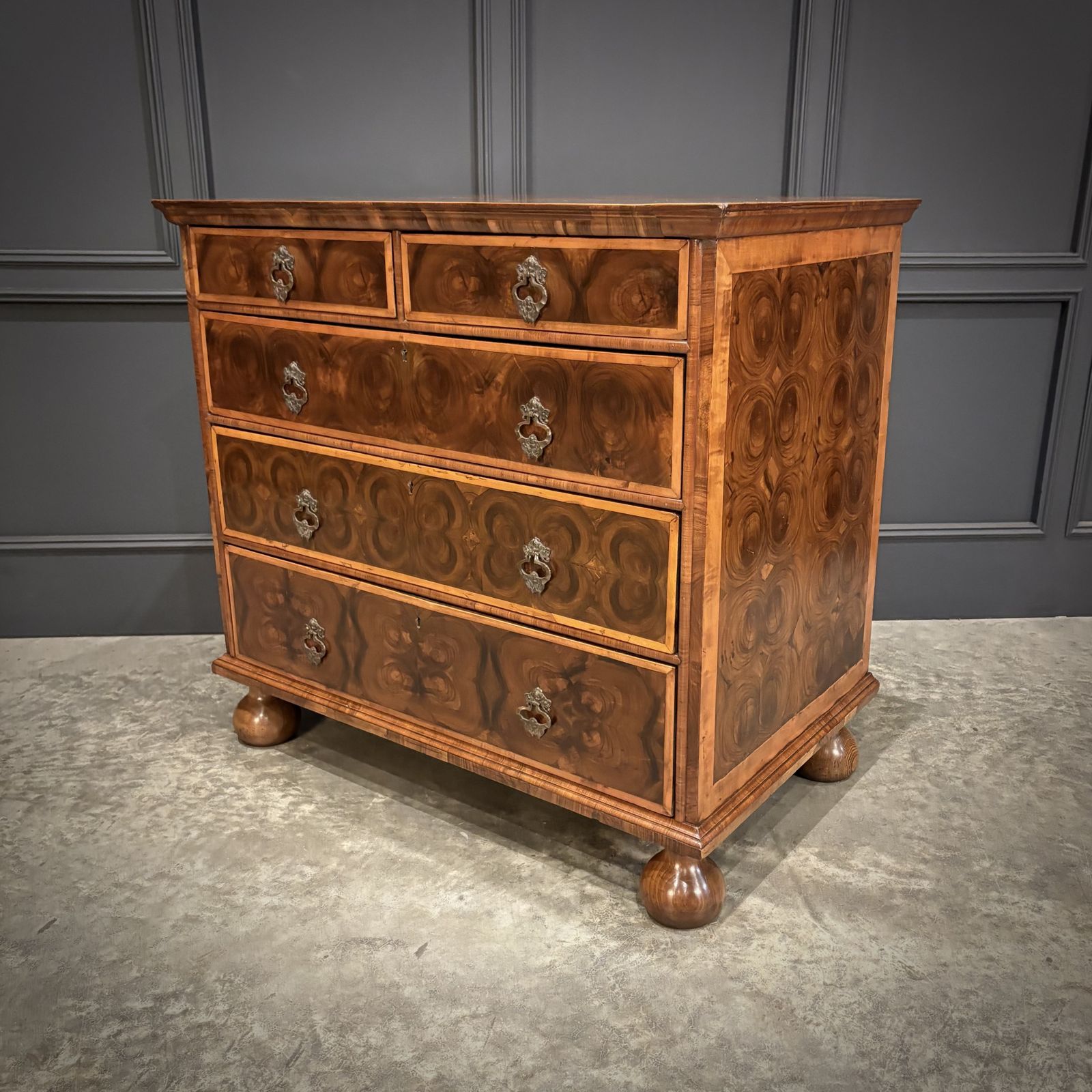 photo furniture William & Mary Walnut Oyster Chest