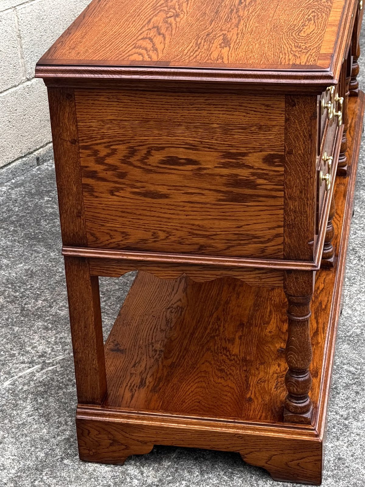 A Titchmarsh And Goodwin Style Solid Oak Sideboard Dresser Base Hall Lamp Table photo vinterior