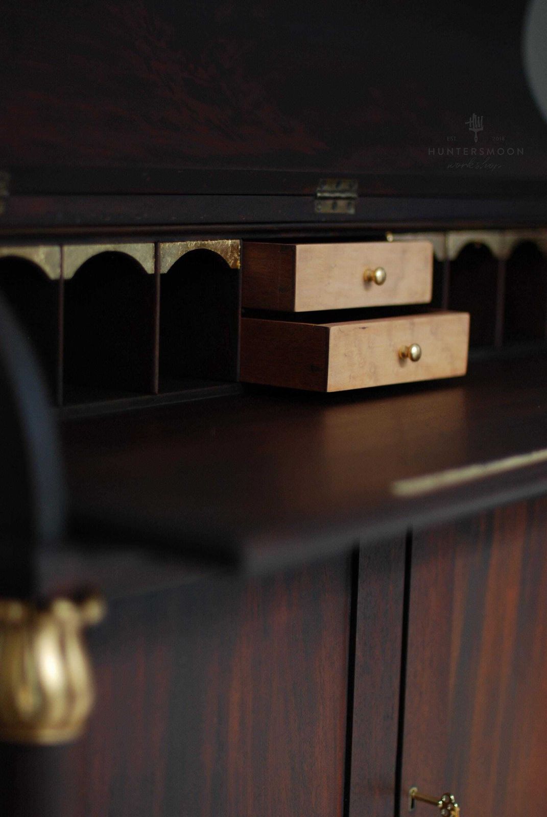 photo vinterior Antique Mahogany Cylinder Writing Bureau Chiffonier