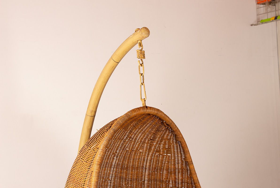 Mobilier Fauteuil danois en rotin tressé, avec son support en métal, fauteuil suspendu œuf, attribué à Nanna Ditzel. photo