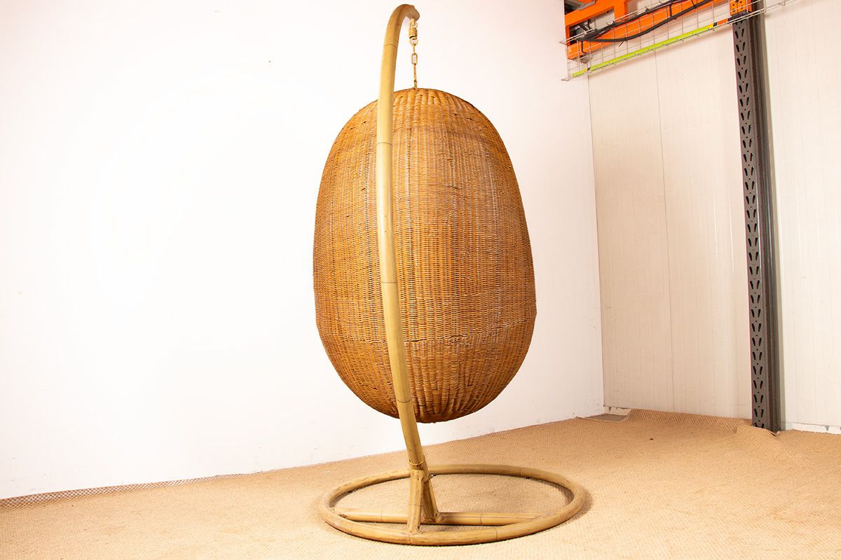 photo buy Fauteuil danois en rotin tressé, avec son support en métal, fauteuil suspendu œuf, attribué à Nanna Ditzel.