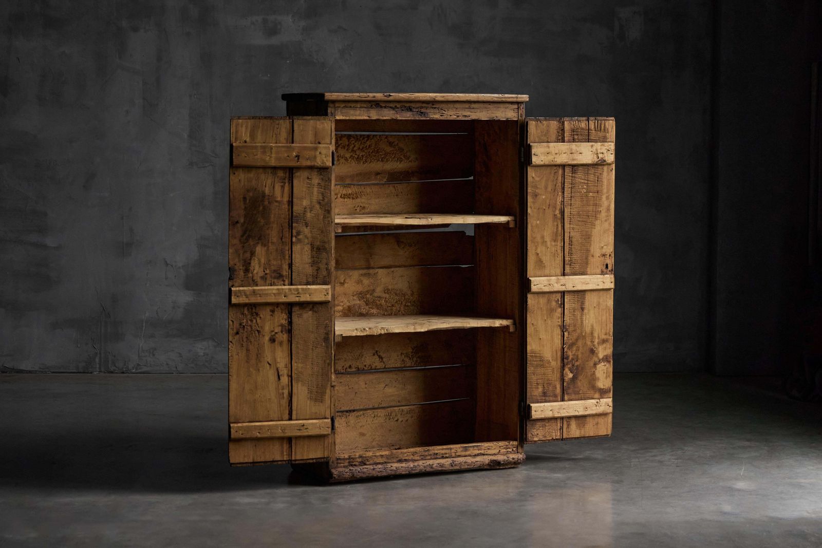 Rustic Travail Populaire Cabinet, France, Late 18th Century photo vinterior