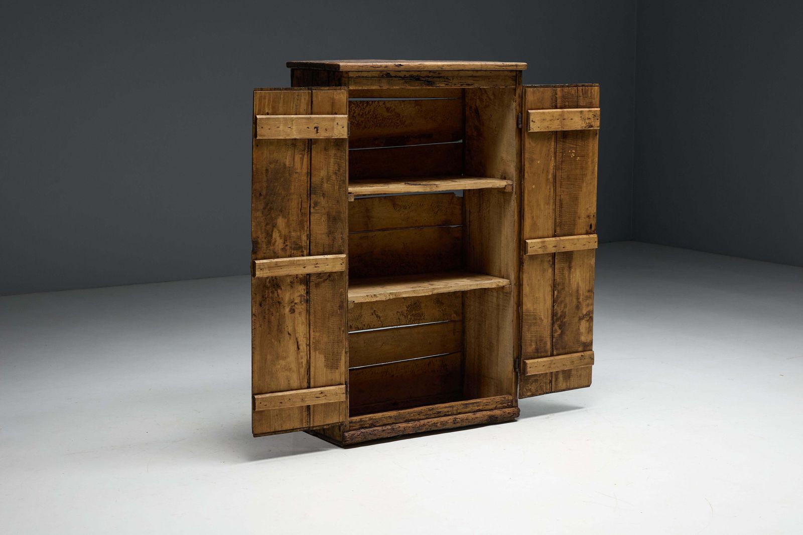 4790.0 Rustic Travail Populaire Cabinet, France, Late 18th Century photo