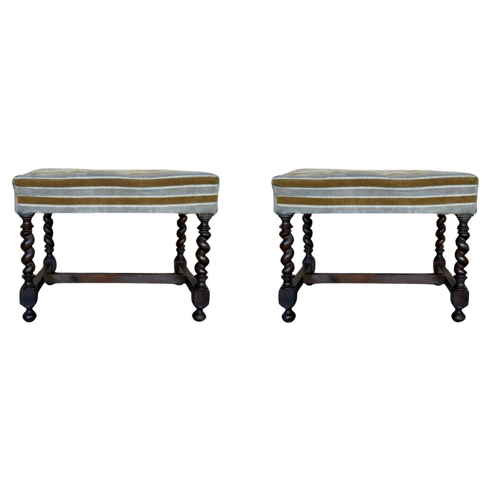 Paire de tabourets espagnols en noyer massif sculpté à colonnes torses, XXe siècle