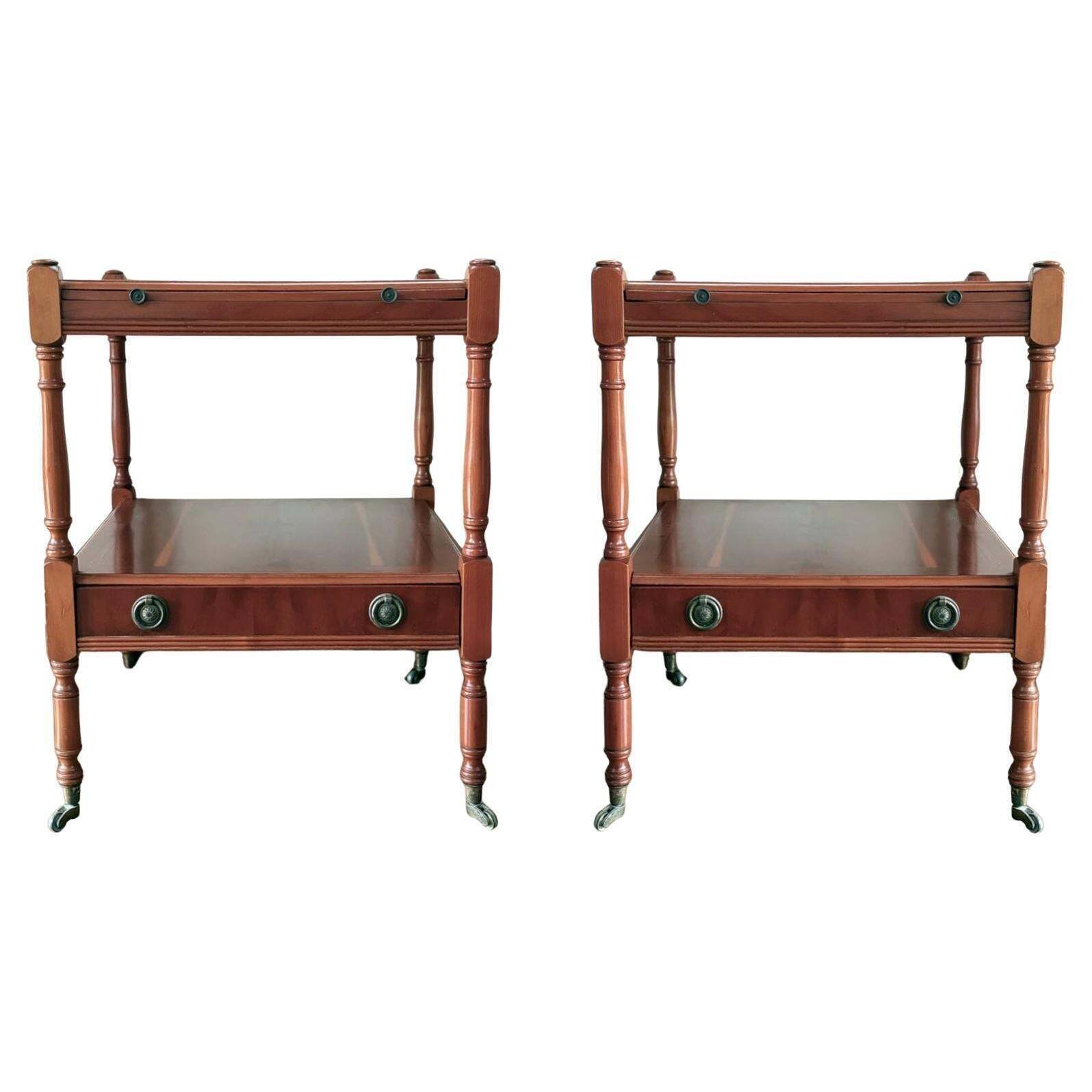 Paire de tables de chevet en chêne avec tiroir et étagère, début du XXe siècle