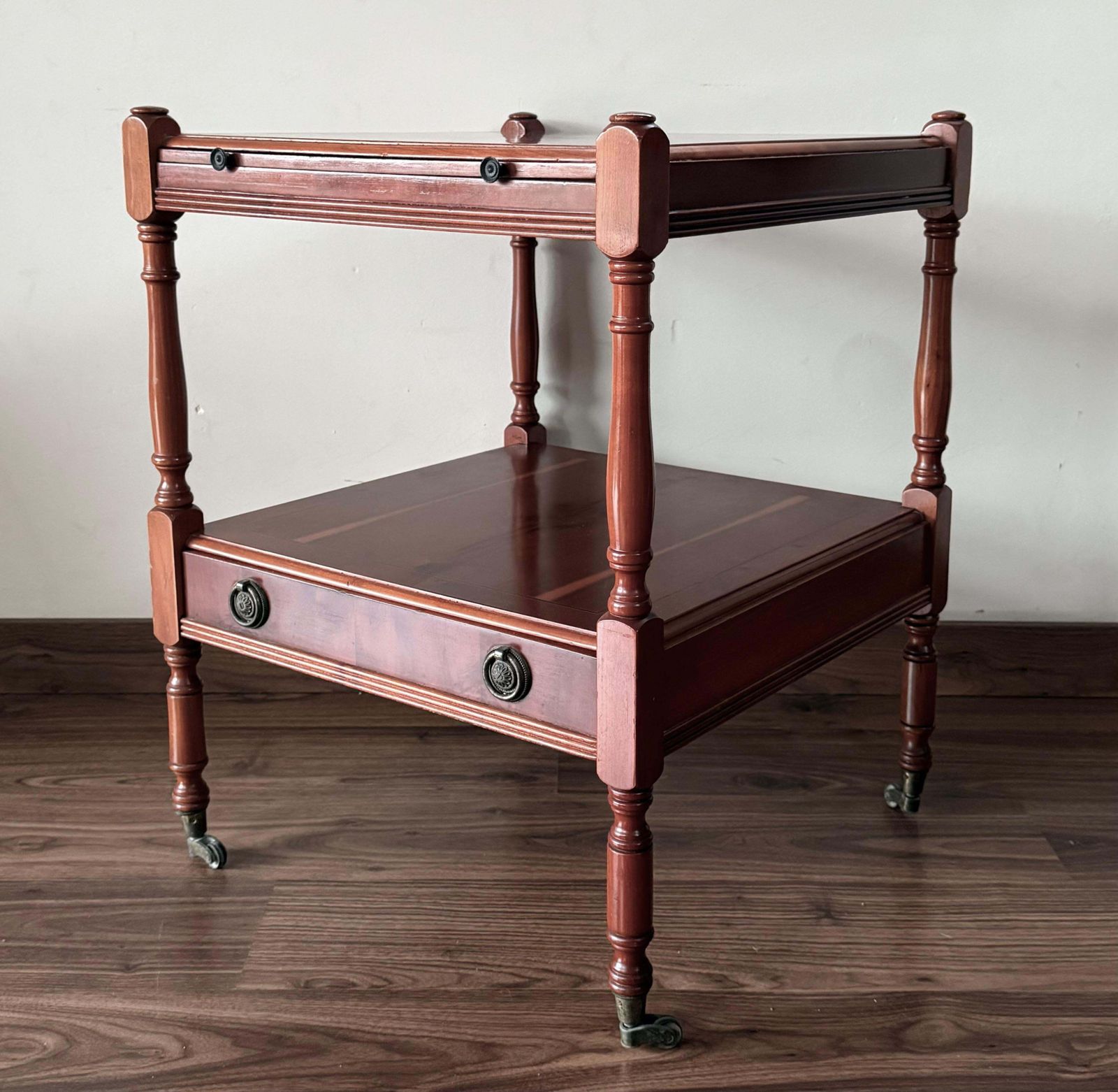 Paire de tables de chevet en chêne avec tiroir et étagère, début du XXe siècle photo for sale