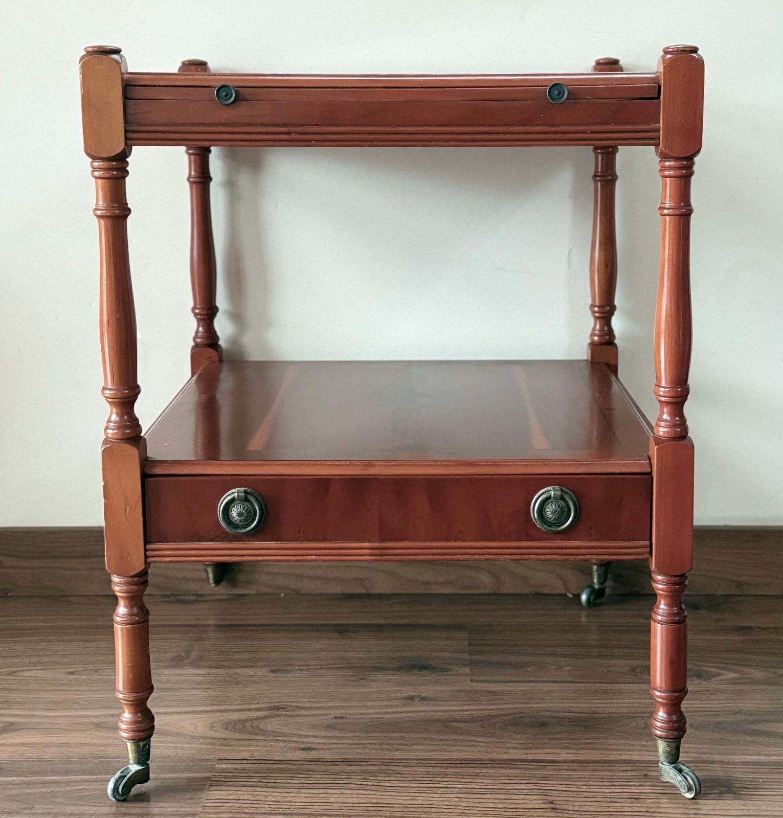 photo furniture Paire de tables de chevet en chêne avec tiroir et étagère, début du XXe siècle
