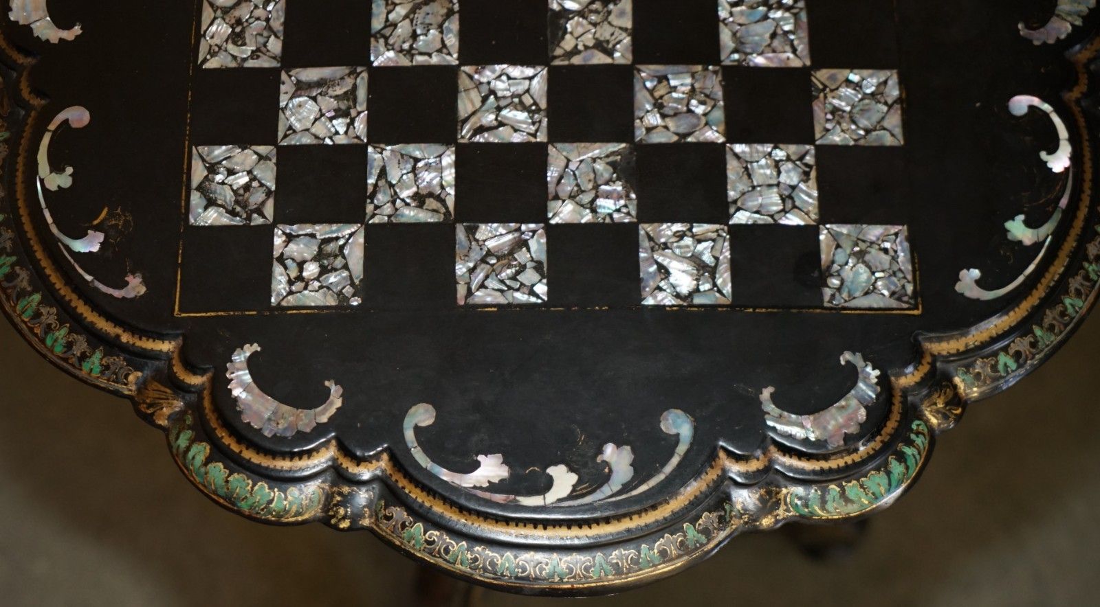 Antique Victorian 1860 Black Lacquer Mother Of Pearl Chess Tilt Top Games Table photo vinterior