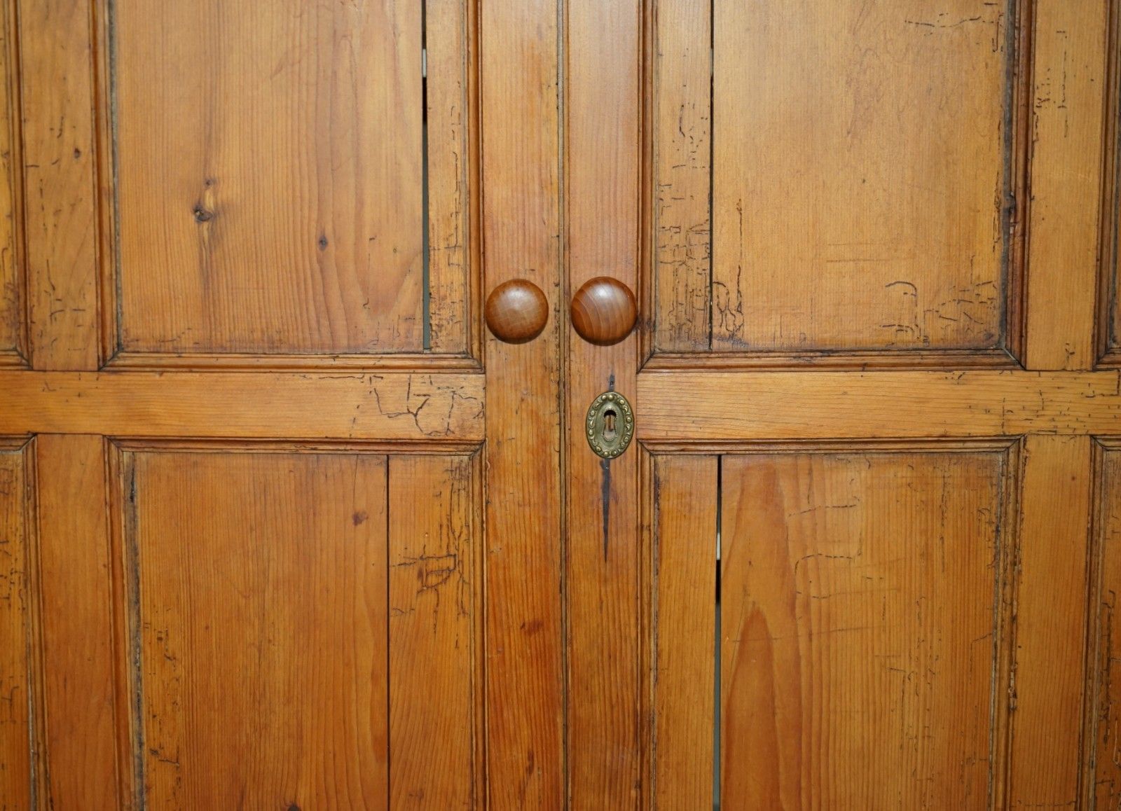 photo vinterior Perfectly Formed Antique Georgian Circa 1780 Panelled Pine Housekeepers Cupboard