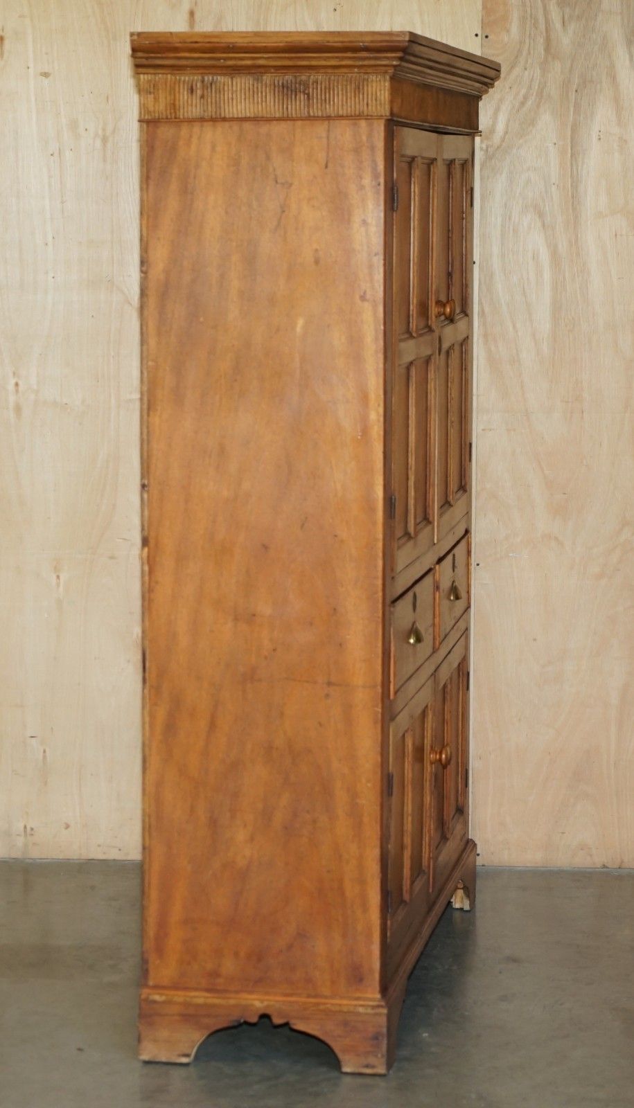 photo vintage Perfectly Formed Antique Georgian Circa 1780 Panelled Pine Housekeepers Cupboard