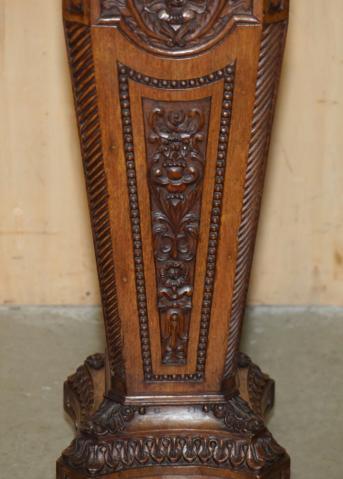 photo vinterior Antique Victorian Corinthian Pillar Pedestal Stand Displaying Busts Antiques