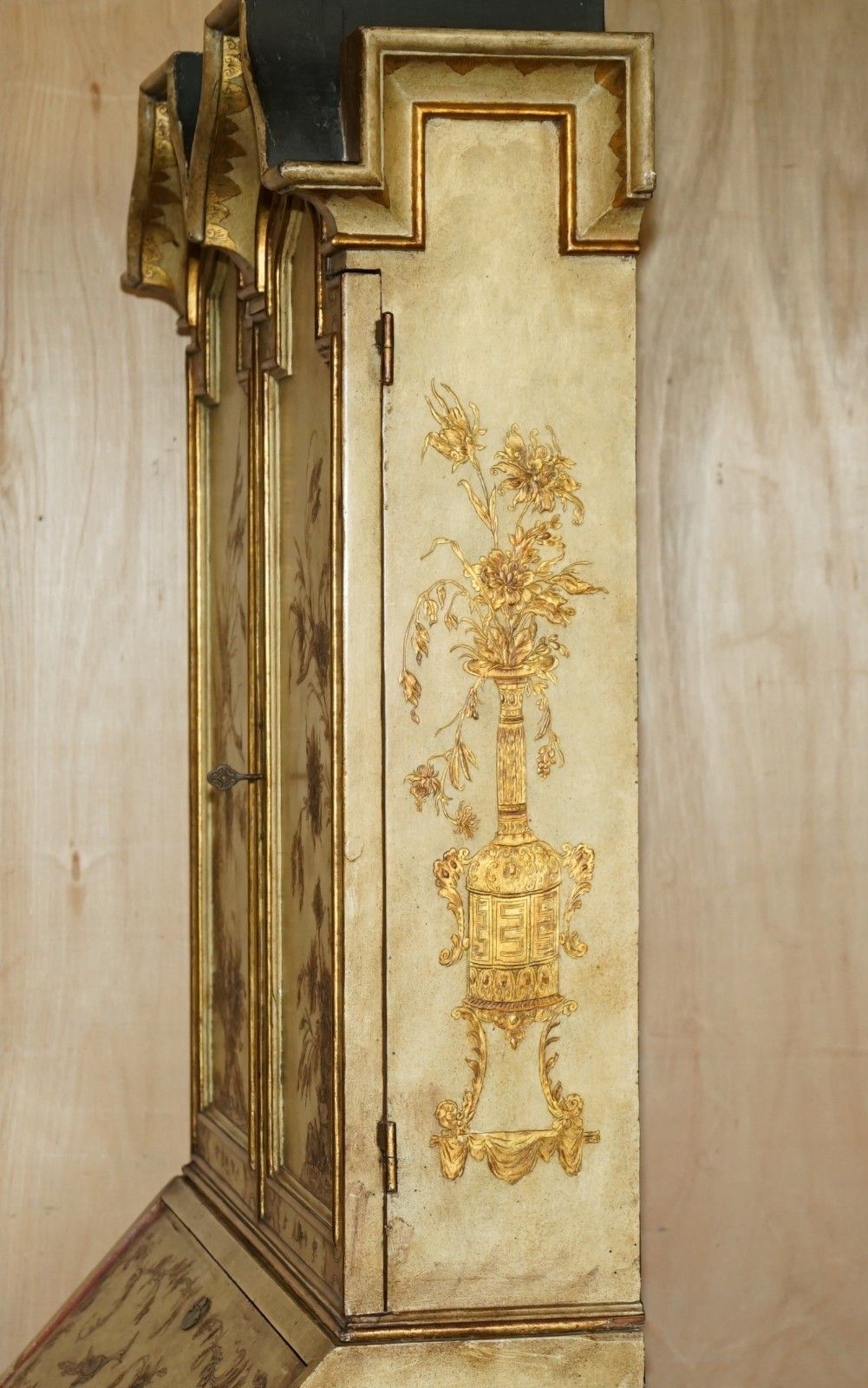 photo vintage Circa 1900 Venetian Chinoiserie Decorated Parcel Gilt Bureau Bookcase Drawers